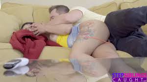 Озабоченный парень трахает сучку при родителях