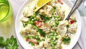 Solitamente ci si riferisce al merluzzo nordico dal quale, a seconda del tipo di conservazione derivano il baccalà e lo stoccafisso. Merluzzo Cremoso Con Piselli E Pomodorini Saporito