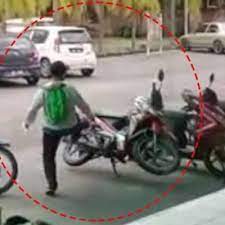 Ana cazibe, yerlilerin bayram kutlaması gibi mevsimsel olaylar olduğunda her zaman satay satın almak için sıraya girecekleri satay baung'dur. 039 Saya Pohon Maaf 039 Timbalan Pengarah Ilp Kota Bharu