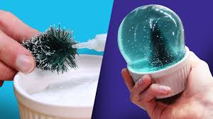 Elle ajoute 3 bouts de craie de cire dans un boule de verre! Fabriquer Une Boule A Neige Diy Youtube