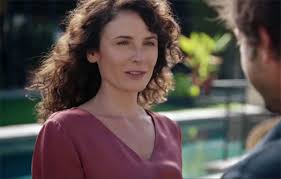 Tf1 s'apprête à lancer le tournage de sa nouvelle série quotidienne, fort de la réussite de demain nous appartient, et dévoile les premières stars du casting, parmi lesquelles francis huster et elsa lunghini. Elsa Lunghini Dans Ici Tout Commence Tf1 Clothilde La Soeur De Rose Ici Tout Commence Nouveautes Tele Com