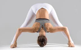 Prasarita Padottanasana O Postura Del Gran Angulo Relajemos Com Posturas De Yoga Musculos Del Brazo Piernas Fuertes