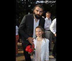 C'est un petit évènement pour le musée grévin. Sebastien Chabal Tres Fier D Etre Au Cote De Sa Fille Lily Rose Qui A Baptise Une Fleur Creee Pour Les 20 Ans De Disney Le 31 Mai 2012 Au Jardin Des Tuileries A