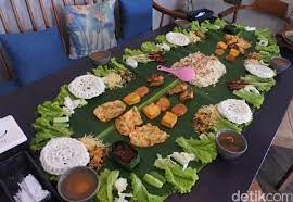 Satoesoek Puasnya Menyantap Liwetan Sunda Komplet Di Atas Daun Pisang
