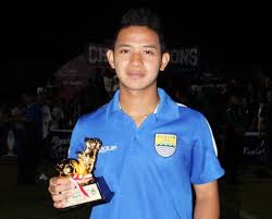 Lengkong, ayobandung.com — gelandang muda persib , gian zola nasrulloh, mencatatkan dirinya sebagai pemain termuda yang mampu mencetak gol bagi tim pangeran biru. Berita Terbaru Dan Profil Artis Terkini Profil Biodata Lengkap Dan Foto Terbaru Gian Zola Nasrulloh Pemain Sepakbola Tampan Dari Persib Bandung