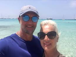 Happy Easter to all of you, my friends. We took this picture last year. It  was a wonderful time and I'm sure that we will be able to enjoy our lives  again