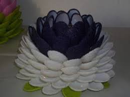 Anleitung Zum Basteln Von Teelichtern Mit Plastikloffeln Plastic Spoon Art Spoon Crafts Spoon Art