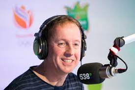 Het station van frank dane met de 538 ochtendshow, 'de coen & sander naast de vaste dj's van de zender hebben 's werelds grootste dj's als martin garrix, sunnery james. Gouden Harp Voor Radio 538 Dj Edwin Evers Evers Stopt Ad Nl