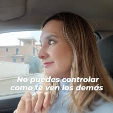 No dejes que la influencia de lo que piensan los demás altere tu esencia.  La gente siempre tendrá algo que decir, siempre habrá opiniones, juicios y  expectativas… Pero ninguna de esas voces