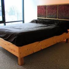 La plupart des palettes chambre à coucher minimaliste avec un lit en palette en bois rustique et un portant à vêtement lit d'enfant en bois récupéré. Comment Fabriquer Un Lit En Bois Soi Meme Materiaux Conception