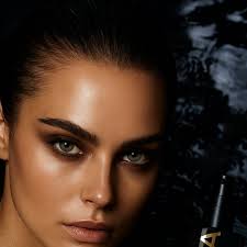 Dark, borchie, teschi ? A nostro avviso, la risposta è più che affermativa!  Il nero non si addice solo a chi ha un animo ribelle o a chi adora lo stile  gothic.