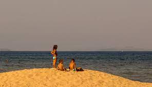 Children on the beach | Copyright-free photo (by M. Vorel) | LibreShot
