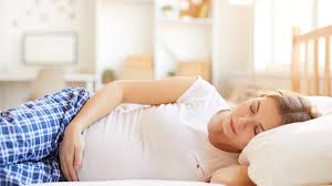 Nah, berikut ini beberapa cara mengatasi ibu hamil susah tidur paling efektif. 4 Posisi Tidur Ibu Hamil Yang Paling Nyaman Dan Benar Berkeluarga