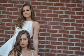College Senior Pictures Twin Poses Twins Posing College Senior Pictures Graduation Photography