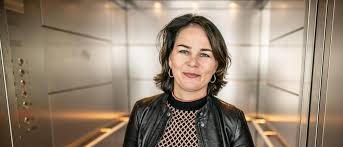 Baerbock jung baerbock jung baerbock wuchs auf einem bauernhof in pattensen bei hannover, niedersachsen, als tochter eines sozialarbeiters und eines maschinenbauingenieurs mit zwei schwestern und zwei cousins auf. Ist Annalena Baerbock Mit 40 Zu Jung Furs Kanzleramt Lass Mal Alter