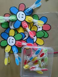 Knijpers Sorteren Op De Juiste Kleur Van De Bloemetjes Zo Kan Je Stimuleren Van Denken Kleur Spelletjes Werkjes Leeractiviteiten Voor Peuters