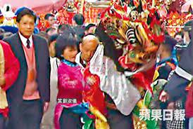 頭搖撞老太 飛翔境界 一心搶鏡 終於一秒被放大 看慢鏡中 便能愉快 你未夠班上人大 全港嚟參拜. å¸«å‚…æ'žé£›è'‰åŠ‰æ'æ°'ç¬'è¨€ éº'éºŸè‹±é›„ç€å'—è‰ è˜‹æžœæ—¥å ±