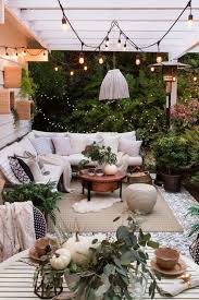 Uberdachte Terrasse Mit Sofa Und Romantischer Beleuchtung Terrasse Terrace R Cozy Patio Diy Backyard Patio Fall Patio