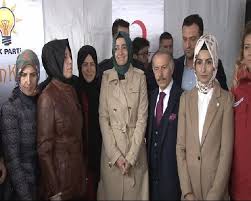 Başbakan binali yıldırım'ın kardeşi olan çekmeköy belediye başkan yardımcısı eyüp yıldırım'ın oğlu. Bakan Kaya Ve Basbakan Yildirim In Kizi Arakan Icin Kurulan Cadiri Ziyaret Etti