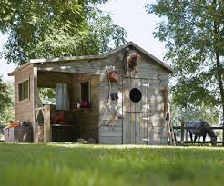 Une Cabane De Jardin Avec Un Comptoir Et Une Petite Barriere Maisonnette En Bois Cabanon De Jardin Cabane Bois