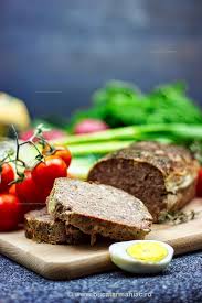 Maruntaiele mielului (inima, ficat, rinichi), 500 gr ficat de pui, 4 oua fierte, 4 oua crude, 4 legaturi de ceapa verde, 3 legaturi patrunjel, 3 legaturi marar, 2 felii de paine, o cana lapte, sare, piper, pesmet, prapur de miel. Drob De Miel Bucatar Maniac Blog Culinar Cu Retete