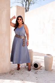 Vestido Alcinha Denim Plus Size com Cinto Largo Estiloso para Look Casual e  Confortável