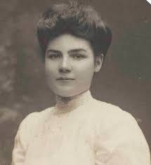 Roslyn Cooke's Instagram, Twitter & Facebook