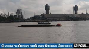 Sungai musi adalah sebuah sungai yang terletak di provinsi sumatra selatan, indonesia. Ruang Mesin Bocor Penyebab Kapal Km Ceria 8 Muatan Pupuk Curah Tenggealm Di Sungai Musi Palembang Sriwijaya Post