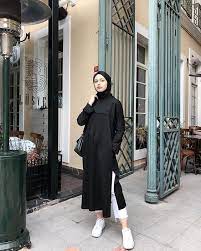 Sebagai salah satu item fashion yang sangat populer, coat memang kerap diindentikkan dengan baju hangat disejumlah negara yang memiliki empat musim. 10 Pilihan Padu Padan Outfit Buat Hijabers Penyuka Warna Hitam Tetap Simpel Tapi Kece
