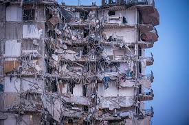 Por motivos todavía desconocidos, se derrumbó parte de un edificio en una localidad turística estadounidense a unos 10 kilómetros al norte de miami beach. Omhwry5ti7zo9m