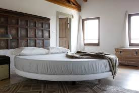 Sie werden es nicht glauben aber im durchschnitt verbringen wir tatsächlich ganze 26 jahre unseres lebens im bett. Rundes Bett Fur Zwei Si Mote Som Modern Schlafzimmer Munchen Von Signature Home Collection Houzz
