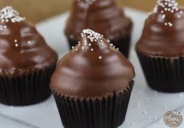 Cupcakes Chapeautes Au Beurre De Cacahuete Un Delice Recette Cupcake Beurre De Cacahuete Gateaux Et Desserts