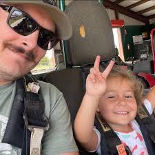 Who can help remove a hive from a mobile home in Natalia, Texas?