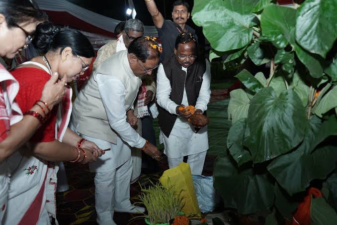 मुख्यमंत्री श्री विष्णु देव साय ने रायगढ़ जिले के ग्राम सारसमाल में आयोजित  करमा पूजा महोत्सव में भगवान शिव-पार्वती एवं करम डार की विधि ...