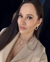 Olhe pelo espelho A dama de vermelho Que vai se levantar Note que até a  orquestra Fica toda em festa Quando ela sai para dançar Essa dama já me  pertenceu E o