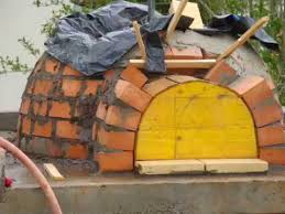 Formez une base solide à l'aide de parpaings que vous disposez en cercle sur deux étages. Four A Pizza Youtube