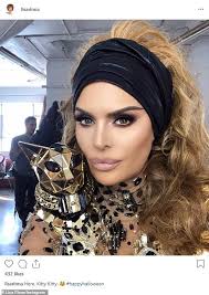 Lisa rinna is known both for her role on days of our lives and for her fabulous short hair. Lisa Rinna Wears Cat Halloween Costume Daily Mail Online