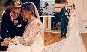 Jun 04, 2021 · fernandes and kane also make up the nominations for the award, which will be announced in a virtual event on sunday evening. Made In Chelsea S Oliver Proudlock Marries Emma Louise Connolly Daily Mail Online