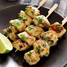 Vous Sentez Cette Bonne Odeur De Brochettes De Poulet Marine Au Citron Et Aux Herbes La R Brochette Poulet Recettes De Cuisine Recette Brochette Poulet