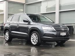 Hello and welcome to lans!in today's video, we'll take an up close and in depth look at the 2020 skoda karoq sportline!this one has the colour quartz grey. Skoda Karoq Quartz Grey Metallic Skoda Karoq Review