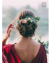 In Love Wedding Inspiration On Pinterest Weddinghair Libertyandfrank Colourspecialists Flowers In 2020 Hochzeitsfrisuren Braut Hochsteckfrisur Blumenkranz Haare