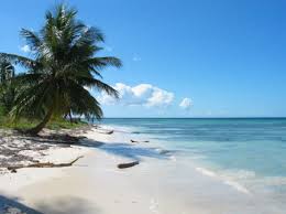 Pengunjung juga bisa menikmati keindahan sekitar dengan berkeliling naik speedboat. Gambar Pemandangan Laut Pantai Indah 555x416 Cyber Dakwah