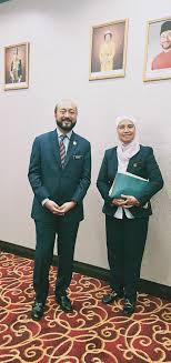 Selepas kemerdekaan pada tahun 1957, jawatan menteri besar kedah terus wujud iaitu perlantikan yang diperkenankan oleh sultan kedah. Azulita On Twitter Kunjung Hormat Ke Pejabat Menteri Besar Negeri Kedah Membincangkan Pembangunan Institusi Dan Peladang Negeri Kedah Https T Co Beqpq7vjxy