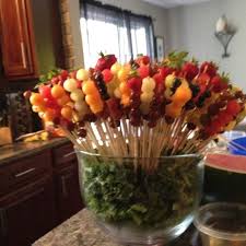 Fruit For Bridal Showers Fruit Arrangement For Bridal Shower Beach Bridal Shower Espetinhos De Frutas Arranjos De Frutas Arranjos Comestiveis