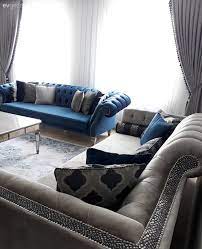 Mavi koltuklar için perde konusunda açık renk tonlar kullanılmalıdır. Luks Doku Ve Desenler Dekoru Goz Alicilastiran Detaylar Sik Ve Gosterisli Bir Ev Ev Gez Wohnzimmer Bunt Fancy Hauser Wohnzimmer Design