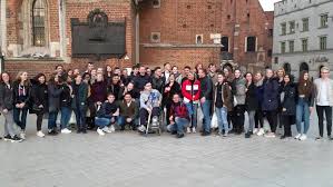 Wir arbeiten hand in hand, achten und respektieren einander unabhängig von sozialer herkunft, nation, geschlecht und religion. Mit Eigenen Augen Sehen Wovon Andere Reden