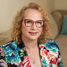 MAYA MASON! New look at Kathryn Hahn in 'THE STUDIO'. The comedy series is  coming to Apple TV+