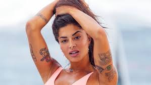 Aline riscado possui várias tatuagens espalhadas pelo corpo. Aline Riscado Mostra Bumbum Grandao Com Vontade Em Passeio Na Praia