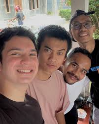 Menurut kalian gimana nih aksi mereka jadi Charlie, Erick, David, dan  Napoleon? Komen dibawah yaa 👇🏻 Jangan lupa saksikan saksikan serial  “Dunia Masih Terbalik” pukul 23.30 WIB hanya di @officialrcti Follow akun @