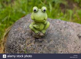 Doch der swimmingpool kann für kröten. Dekorativer Frosch Im Garten Keramik Gruner Frosch Stockfotografie Alamy